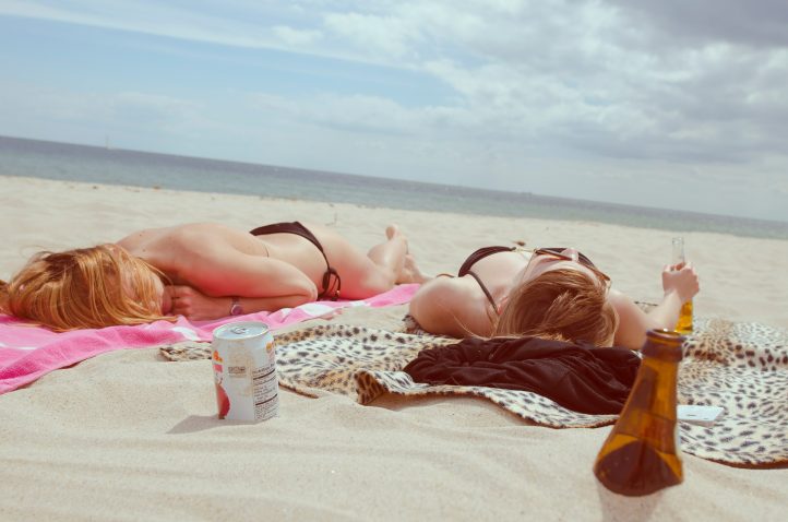 Come avere un'abbronzatura più scura stando al sole