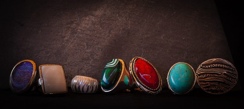 Cosa significa quando una donna porta un anello al pollice