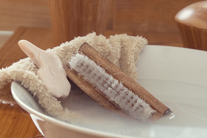 Come rimuovere le macchie dalla biancheria intima