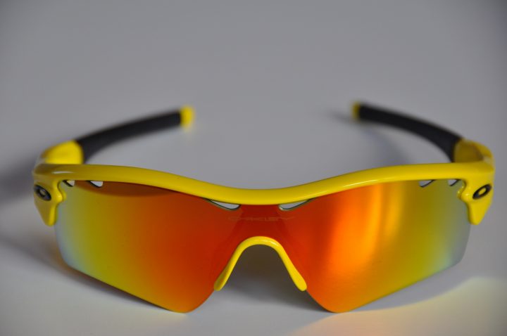 Come riconoscere un paio di occhiali da sole Oakley contraffatti