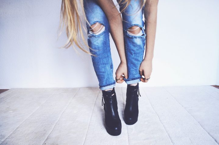 Come eliminare l'odore di chimico dai jeans