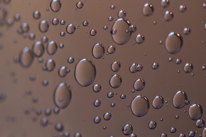 Come fare dei gargarismi con l'acqua ossigenata