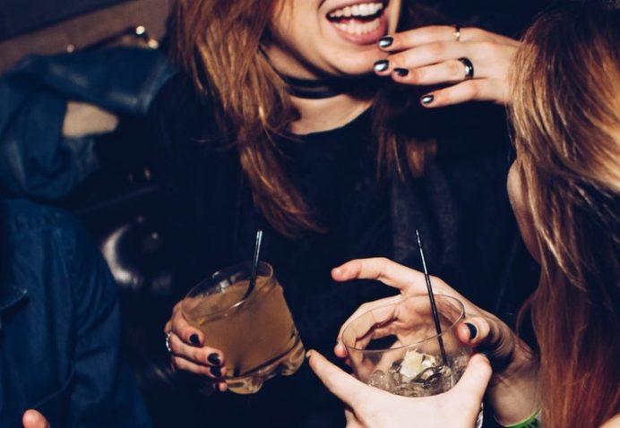 Dieci giochi alcolici divertenti per la notte di Capodanno