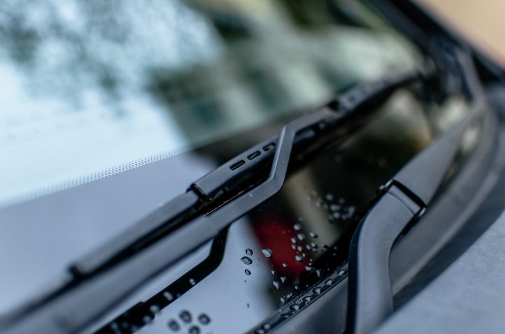 Come fermare la diffusione di crepe nel parabrezza dell'auto