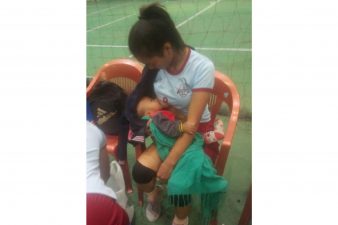 pallavolista allatta durante partita