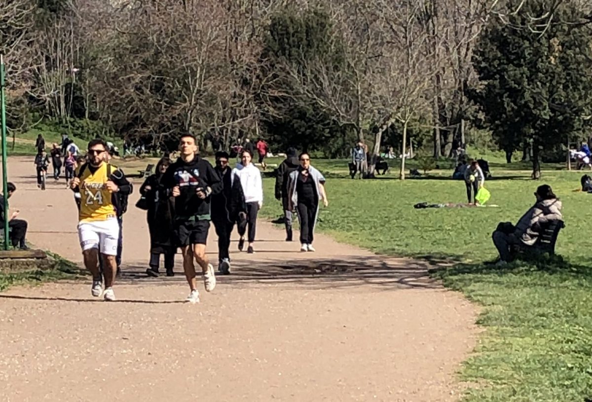 Coronavirus, Italia in quarantena ma a Roma molta gente va al parco
