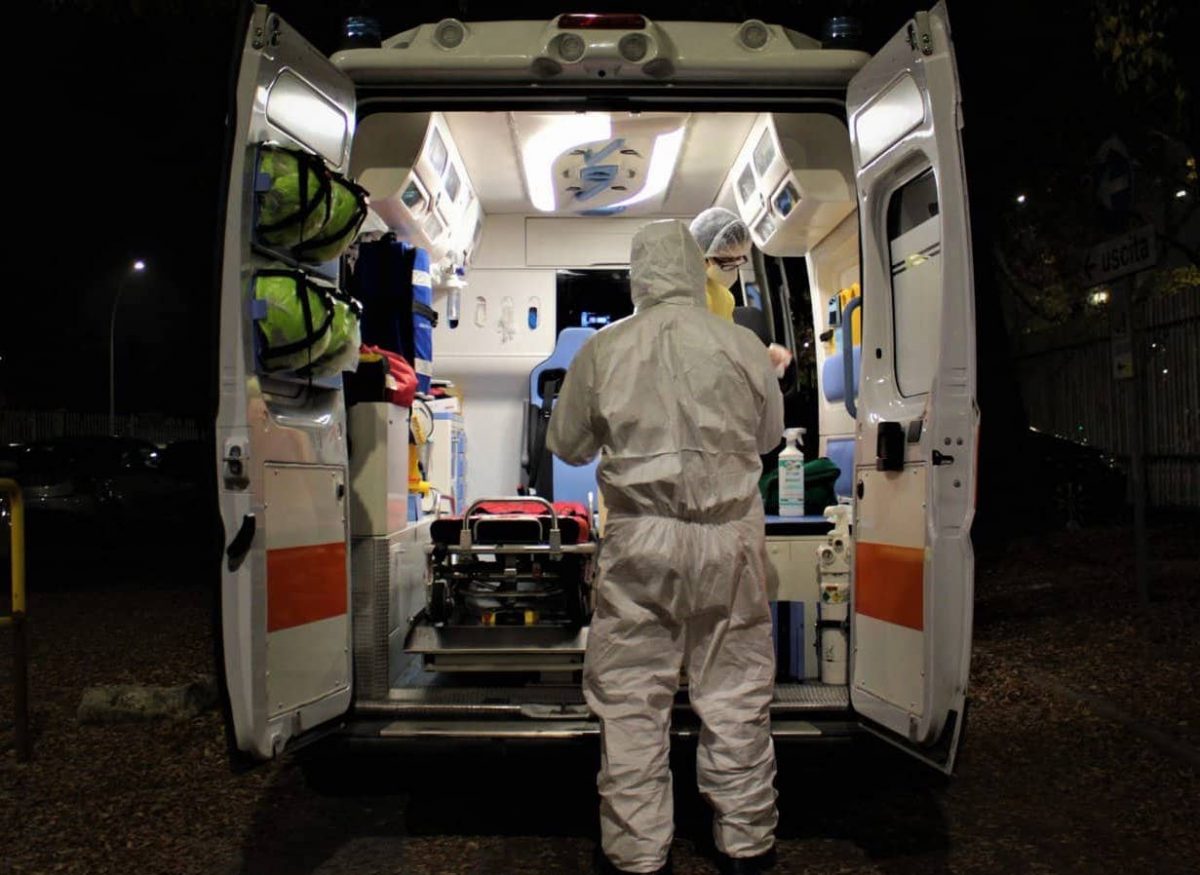 A bordo di un'ambulanza Covid: una notte in prima linea con i volontari della Croce Bianca