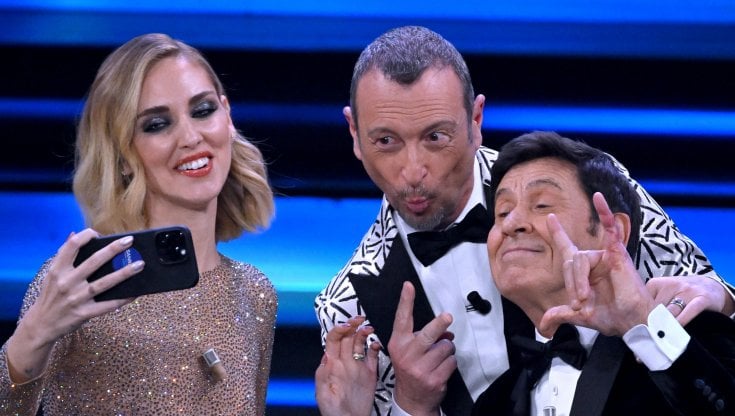 Sanremo, Chiara Ferragni e Amadeus a rischio multa per pubblicità occulta