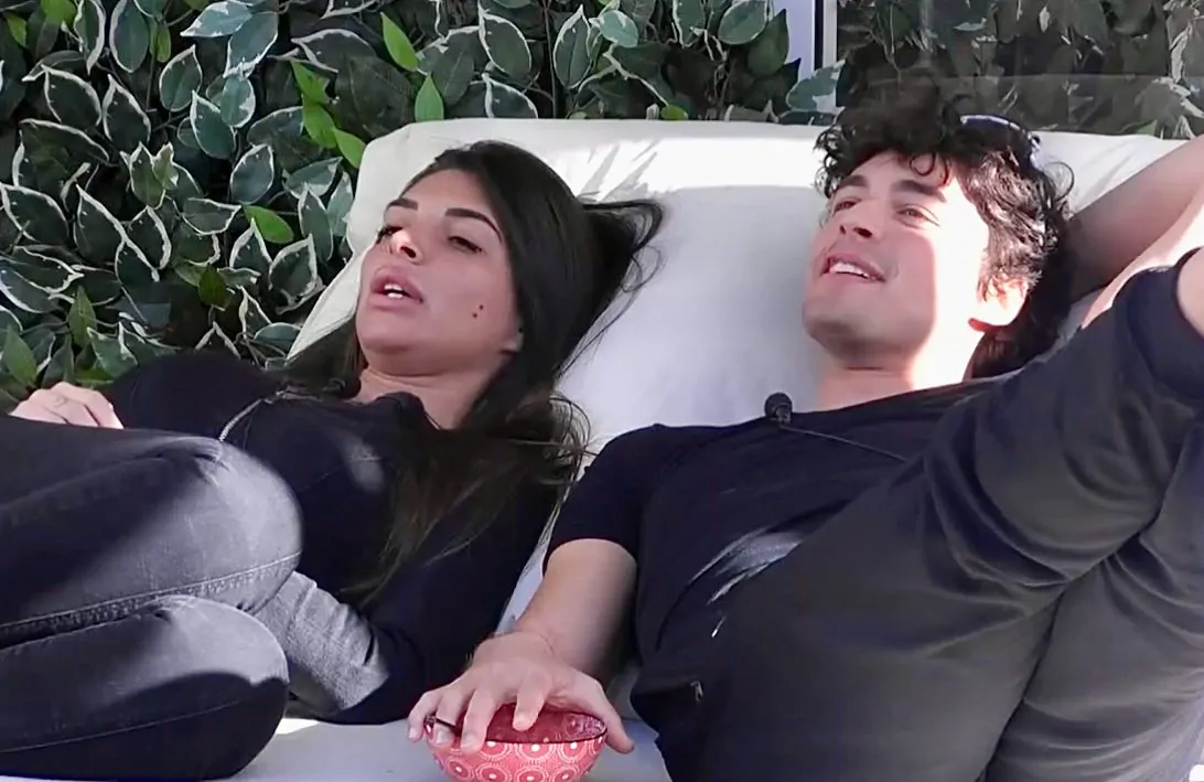 Grande Fratello, scatta il bacio tra Greta e Vittorio: lo scherzo di Fiordaliso
