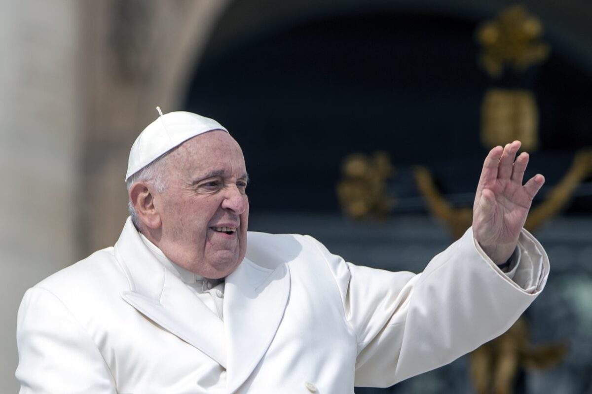 Livorno, sacerdote scomunicato dopo attacco a Papa Francesco: "È un usurpatore"