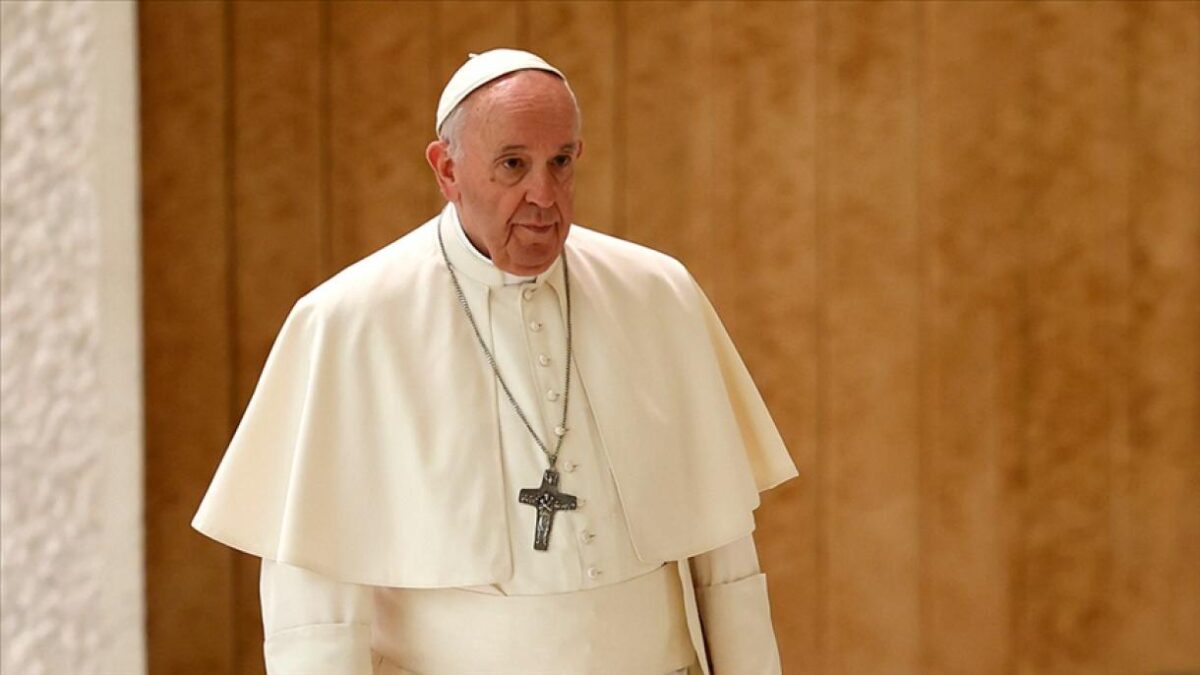 Prete scomunicato dopo l'omelia contro Papa Francesco: "Bergoglio è anticristo, usurpatore e massone"