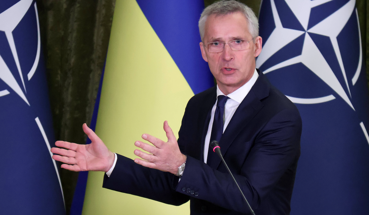 Stoltenberg a Bruxelles: "Nato e Ue devono dare più finanziamenti a Kiev"