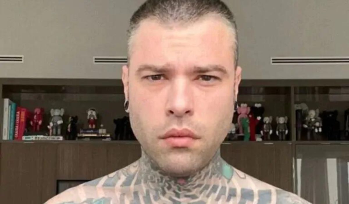 Fedez sfoggia la pantofole di Prada: quanto costano le ciabatte di lusso