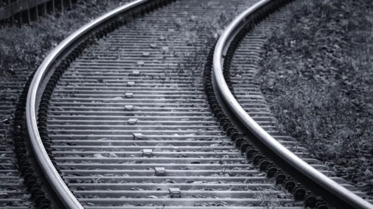 Pavia, urtato alla testa da un treno: morto un 70enne