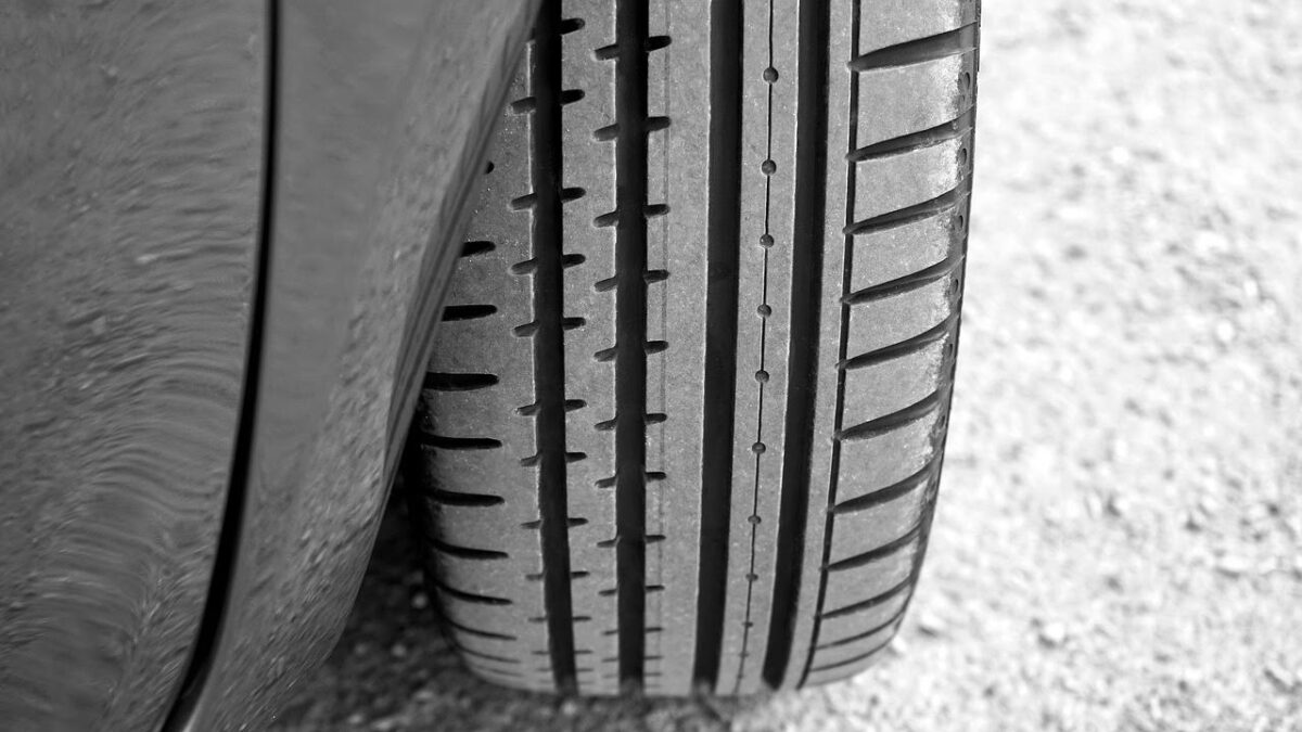 In quali circostanze si rischia di danneggiare gli pneumatici dell'auto?