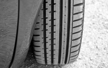 Cause usura e danni pneumatici auto: tutto ciò che devi sapere