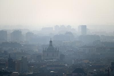 Smog 'veleno' per il cervello, pi&ugrave; segni Alzheimer in chi vive in aree inquinate: lo studio