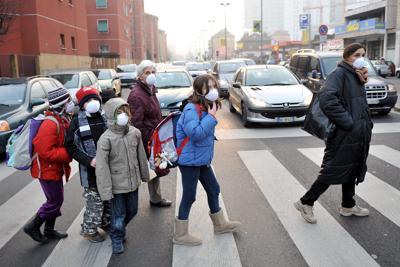 Smog: bimbi più vulnerabili a danni respiratori, dai pediatri indicazioni per proteggerli