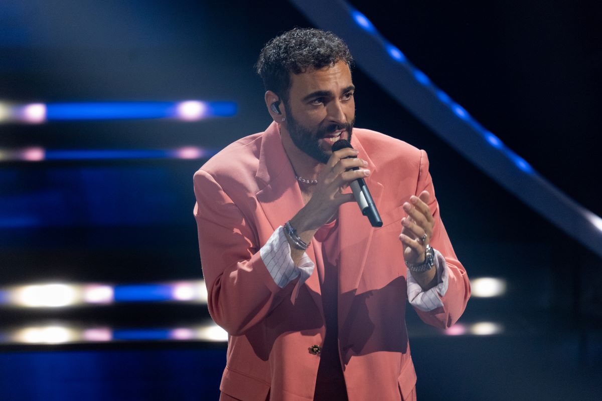 Sanremo 2024, Marco Mengoni canta indossando la maglia metallica citata in "Due Vite"