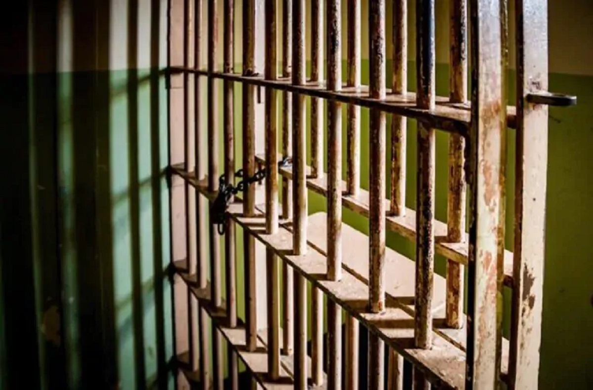 Droghe e cellulari in carcere: 13 arresti
