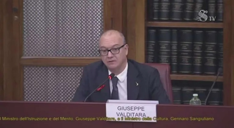 La proposta di Valditara: forze dell'ordine nelle scuole a rischio