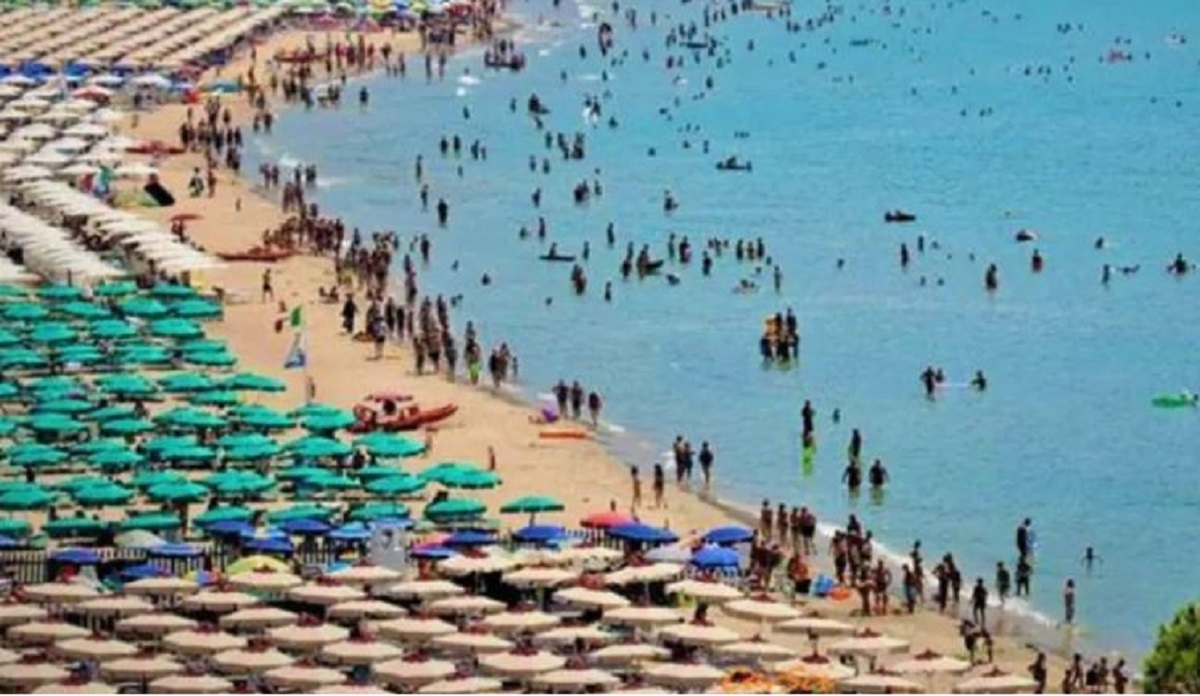 Platamona, passeggia in spiaggia e cade in una cisterna: tragedia evitata
