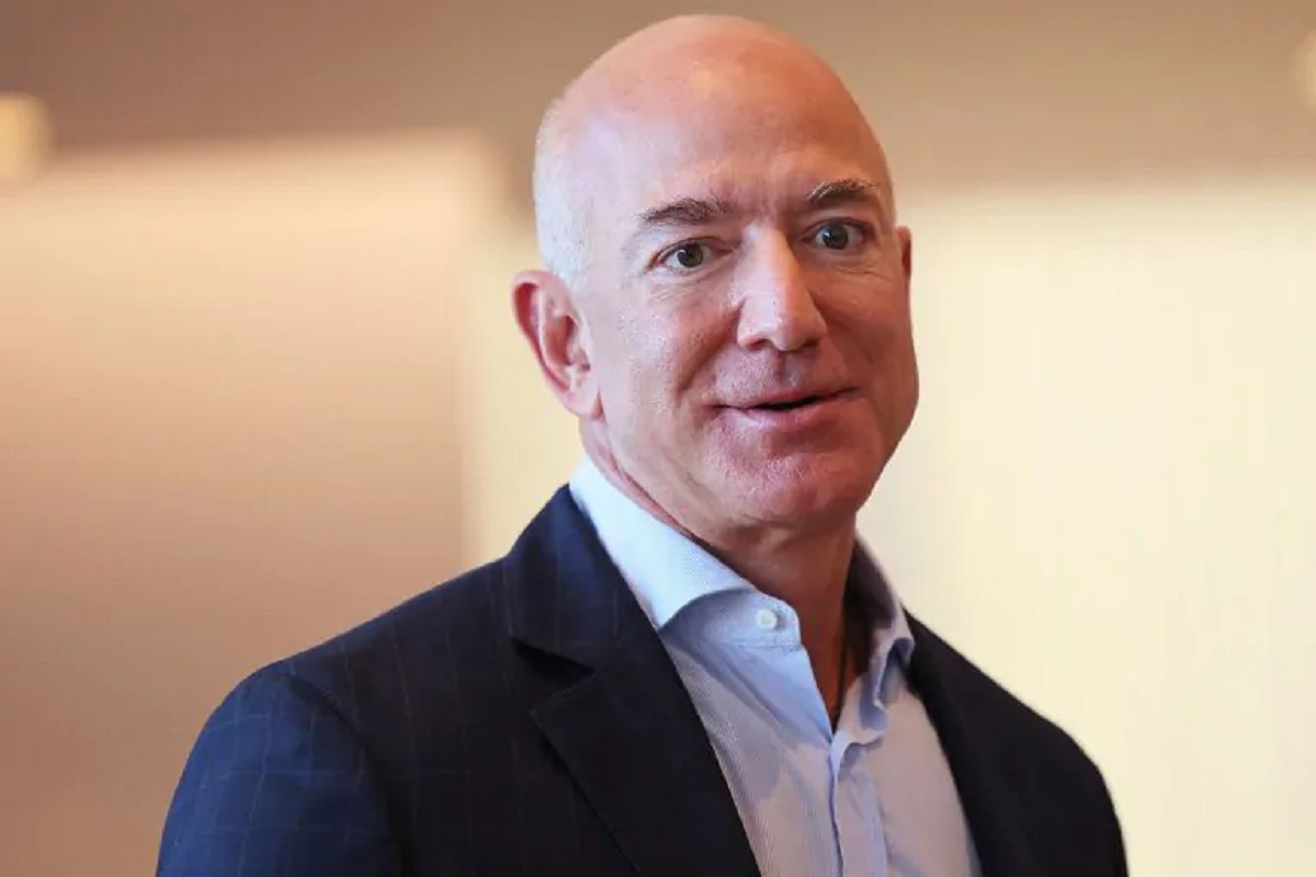 Jeff Bezos sta vendendo azioni Amazon: perché?