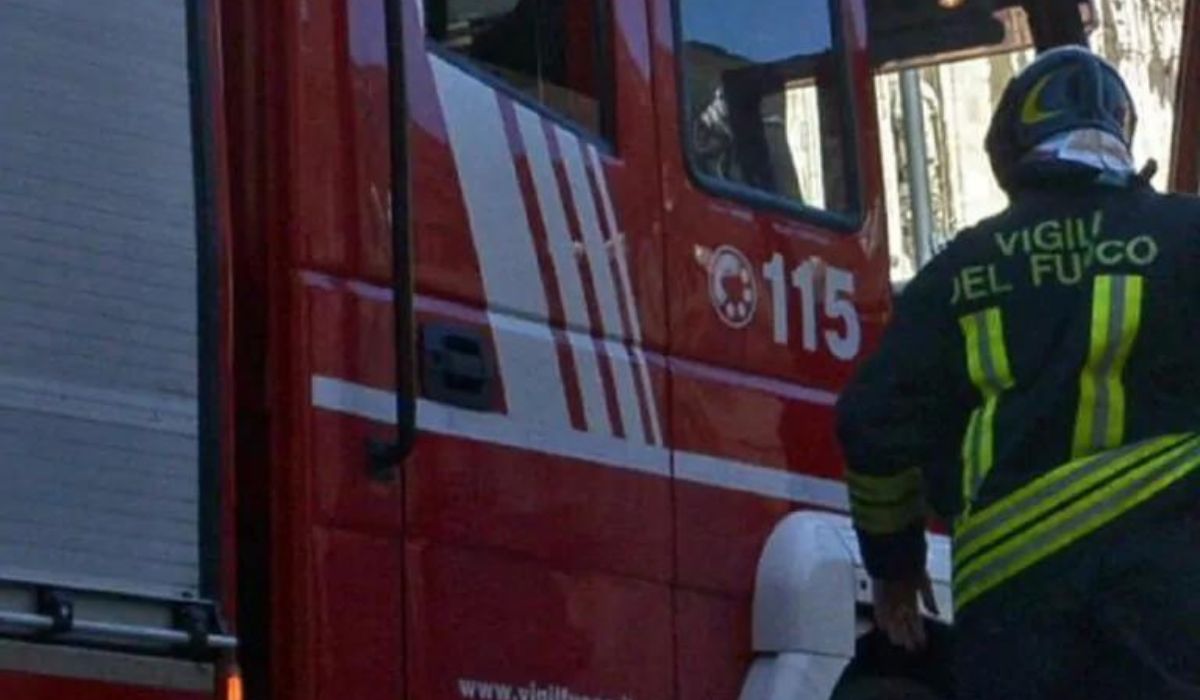 Milano, dieci auto incendiate in un parcheggio: nessun ferito