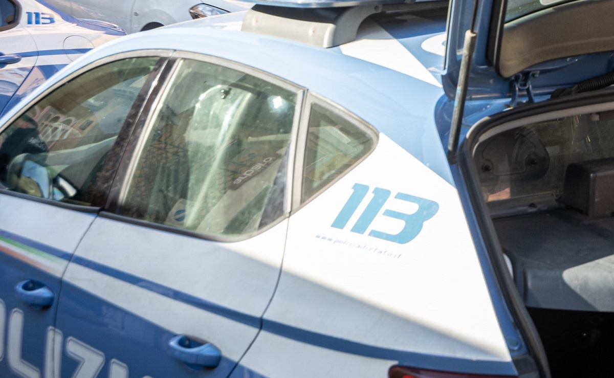 Donna di 92 anni si schianta con l'auto in un cinema di Roma