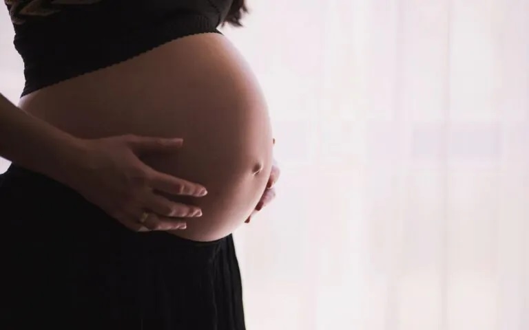 Dipendente finge gravidanze e aborti per 5 anni: condannata per truffa