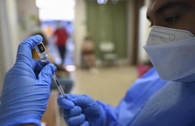 Si vaccina 217 volte contro il Covid: "Nessun effetto avverso"
