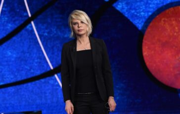 Maria De Filippi in piedi