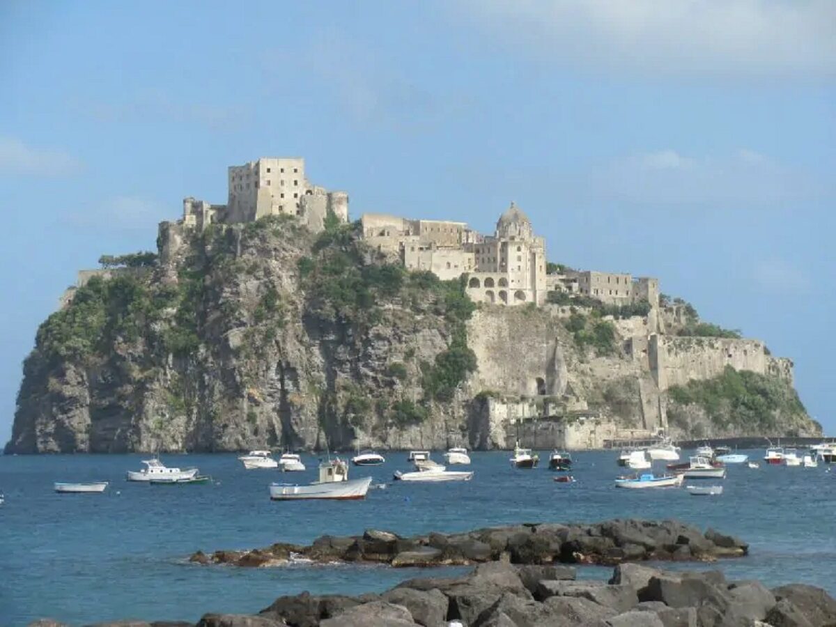 Ischia, onda anomala contro traghetto: schiacciata l'auto dei carabinieri