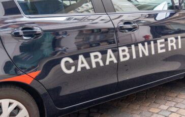 Un 18enne spara a un 16enne e rapisce la madre, arrestato