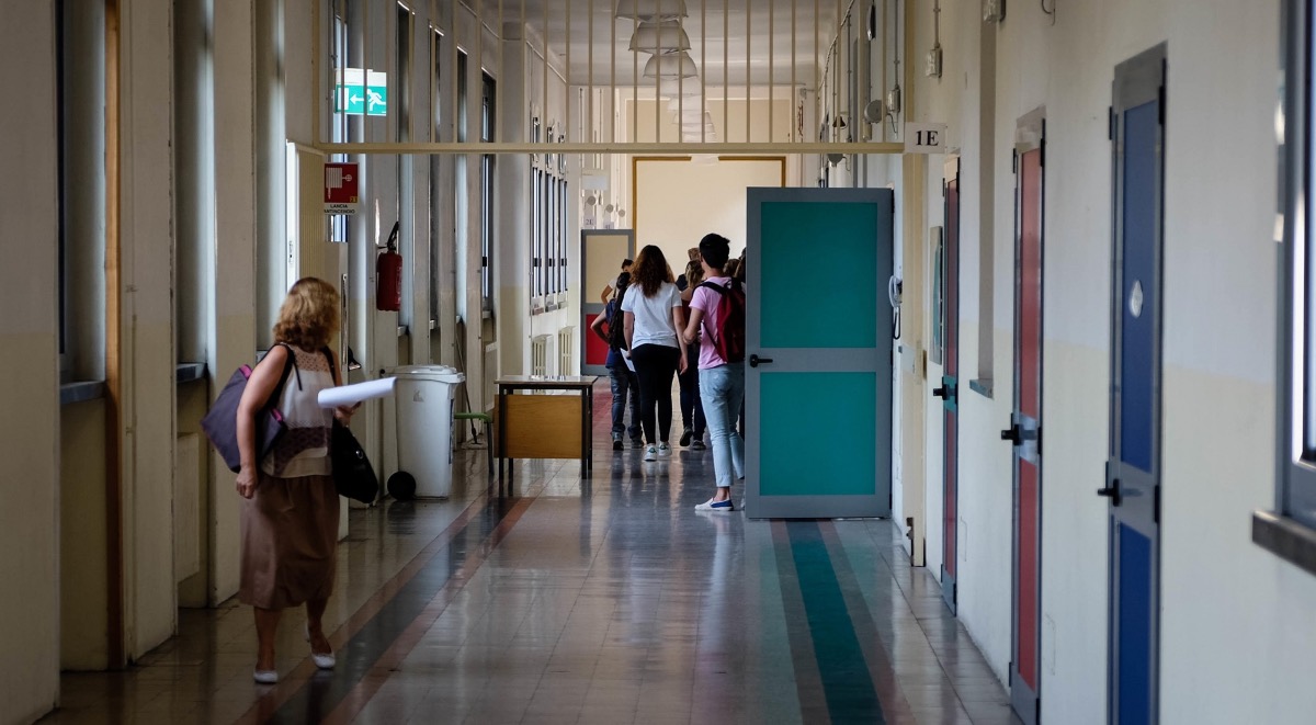 Ladispoli, bambino iperattivo allontanato da scuola: sospeso il preside