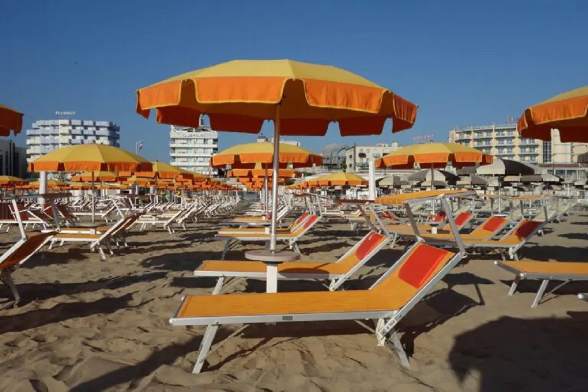 Spiagge, nuovo obbligo di docce con acqua potabile: la protesta dei balneari