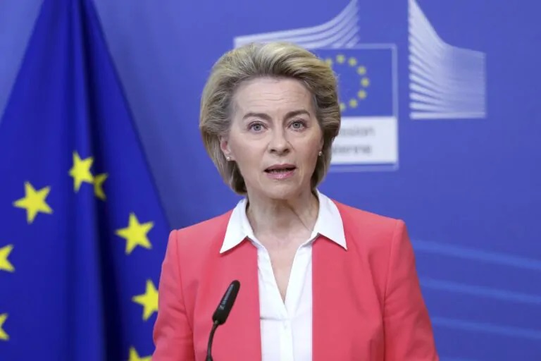 Von der Leyen avvisa Putin: "Ricercato per crimini di guerra, l'Aja lo attende"