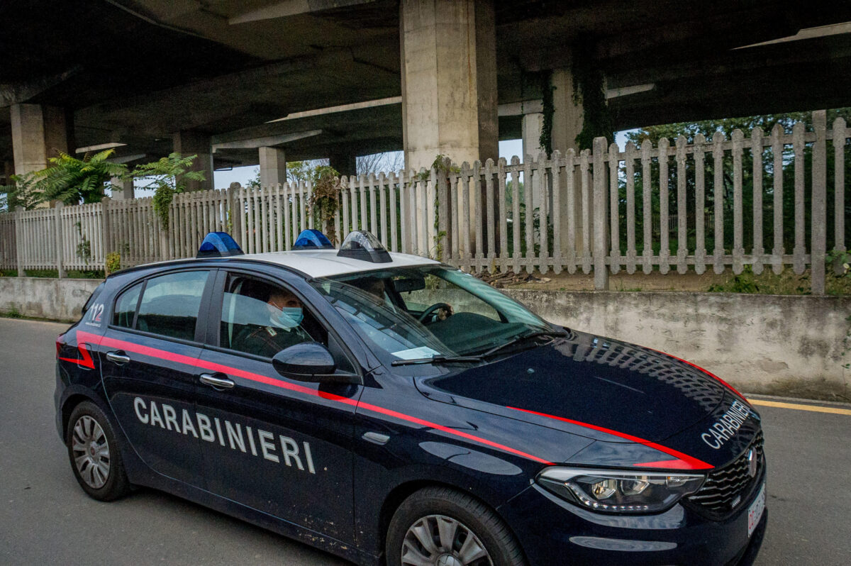 Modena, carabiniere prende a pugni un nordafricano durante un controllo