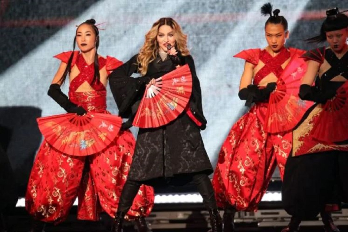 Madonna, la gaffe imbarazzante con un fan sulla sedia a rotelle: "Perché stai seduto?"