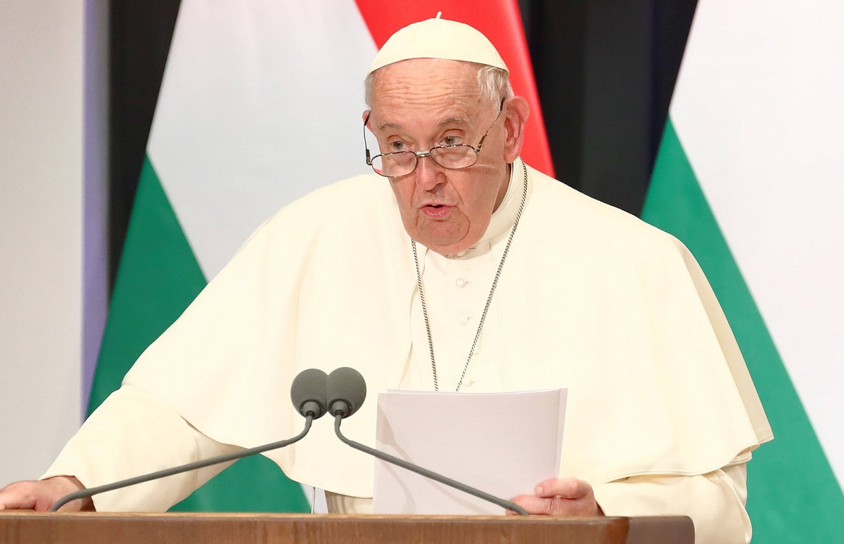 Papa Francesco non legge i discorsi e tossisce: "Non posso, ho la bronchite"