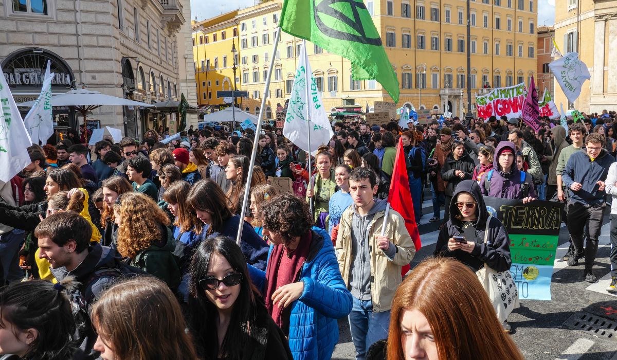 Corteo a Pisa e manganellate sui manifestanti: 5mila studenti tornano in piazza