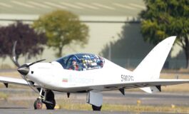 Ultraleggero si schianta nel giardino di una casa: coniugi morti