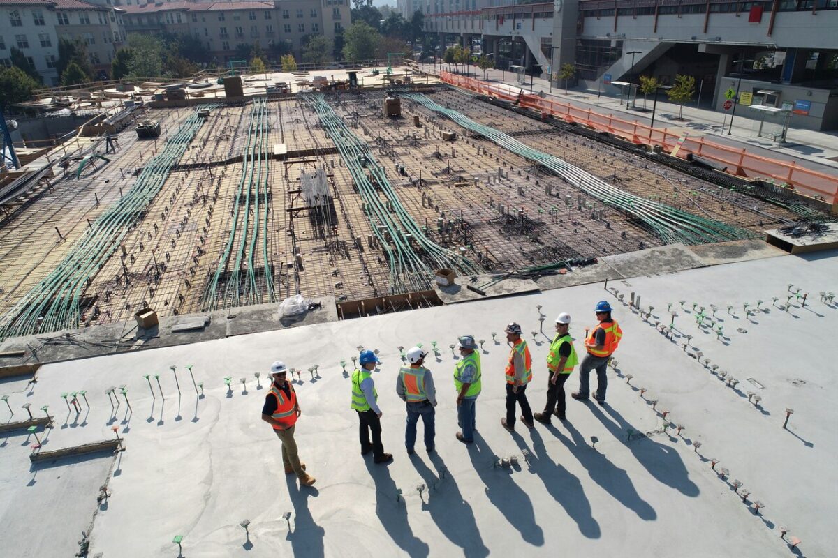 Migliorare la sicurezza sul posto di lavoro: Il ruolo critico delle scarpe antiscivolo da lavoro