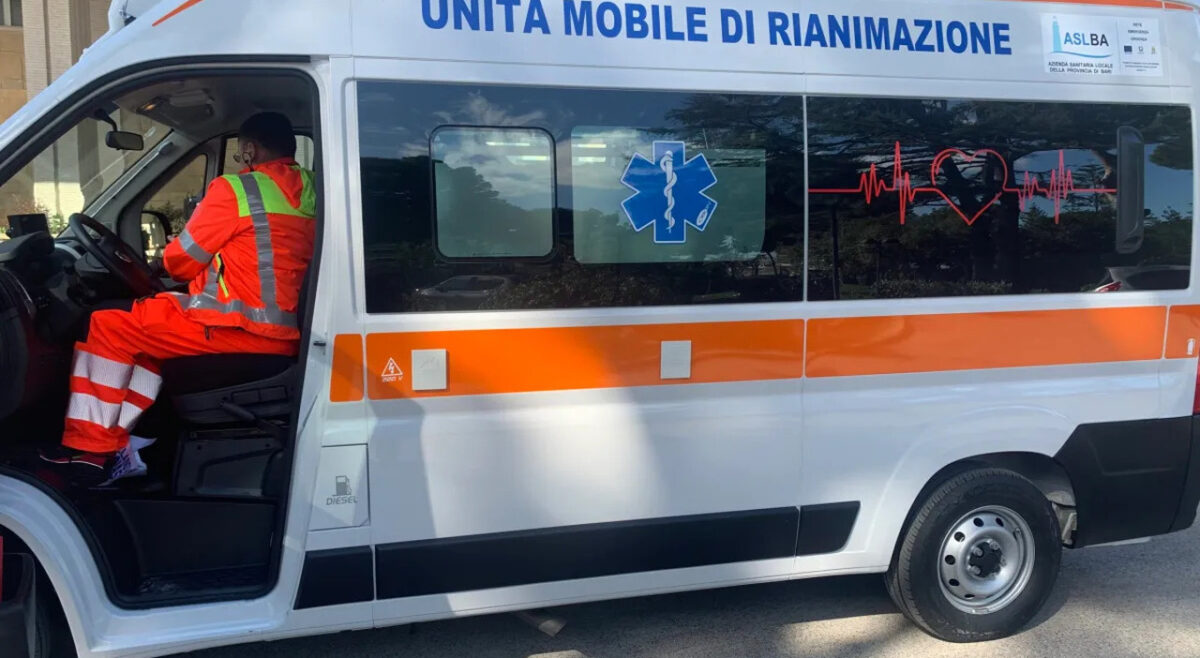 Ragazza accoltellata alle spalle al centro commerciale di Giussano
