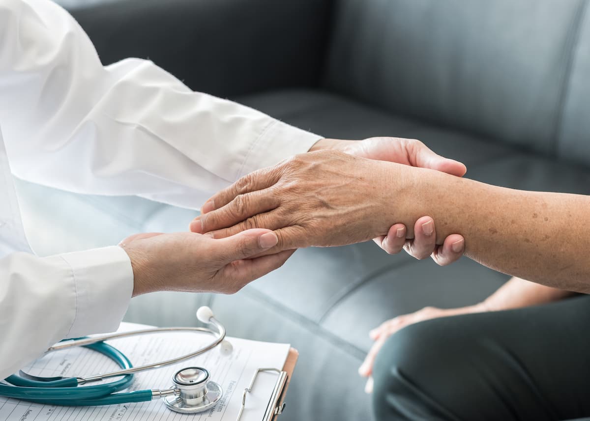 Cura domiciliare per anziani: quando rivolgersi a un professionista