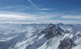 Elicottero caduto sulle Alpi Svizzere: i tre superstiti si sono lanciati fuori dal mezzo