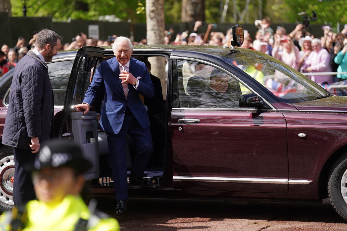 Buckingham Palace sulla salute di Re Carlo: "Non sta male e martedì tornerà in pubblico"