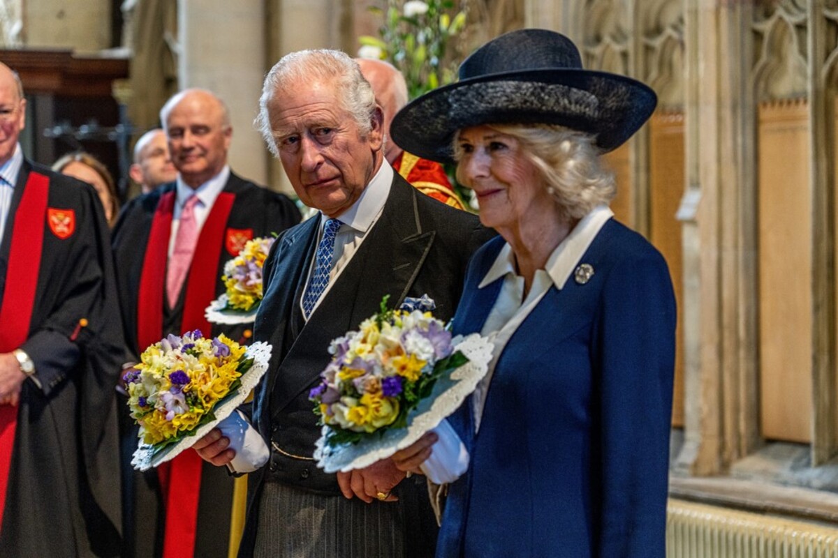 Re Carlo, il commento ironico a Camilla durante la passeggiata di Pasqua