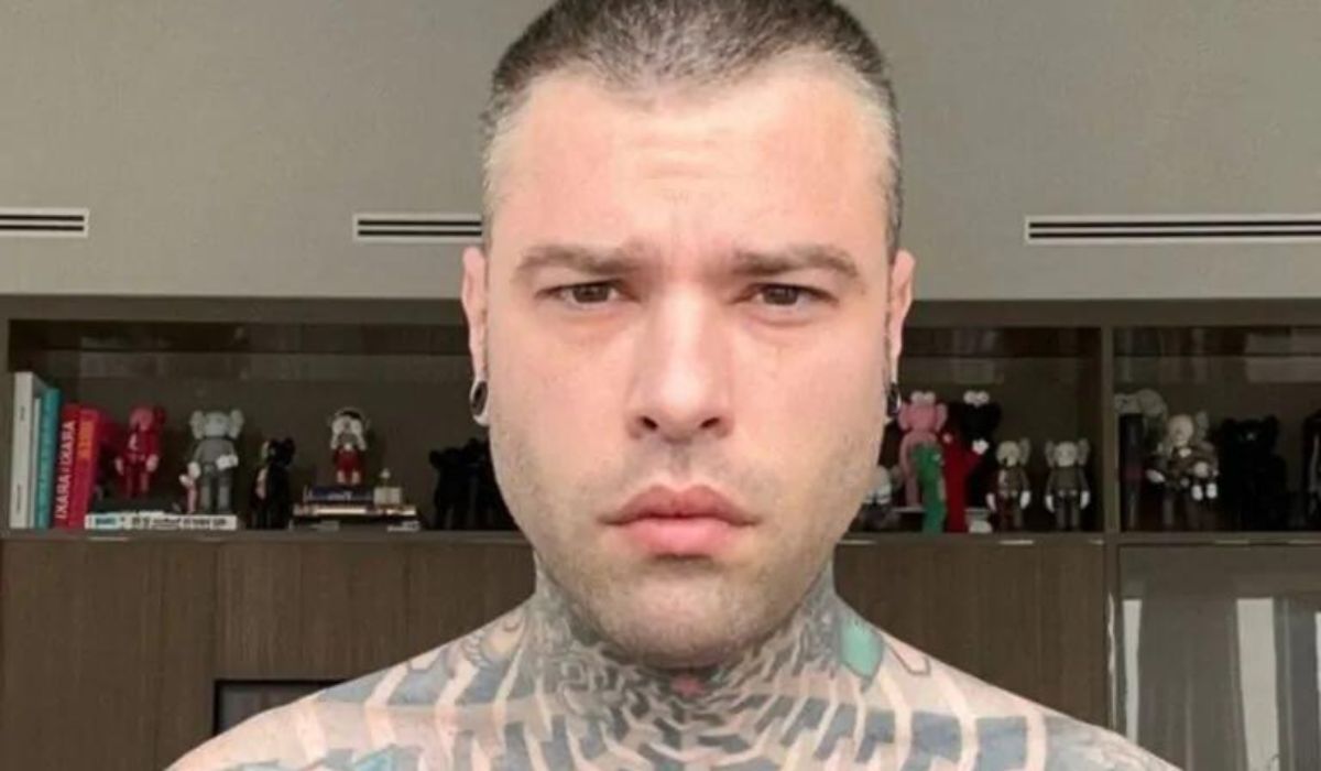 Fedez dona ai figli un muro di Lego: non sfugge la frecciata alla ex Chiara Ferragni