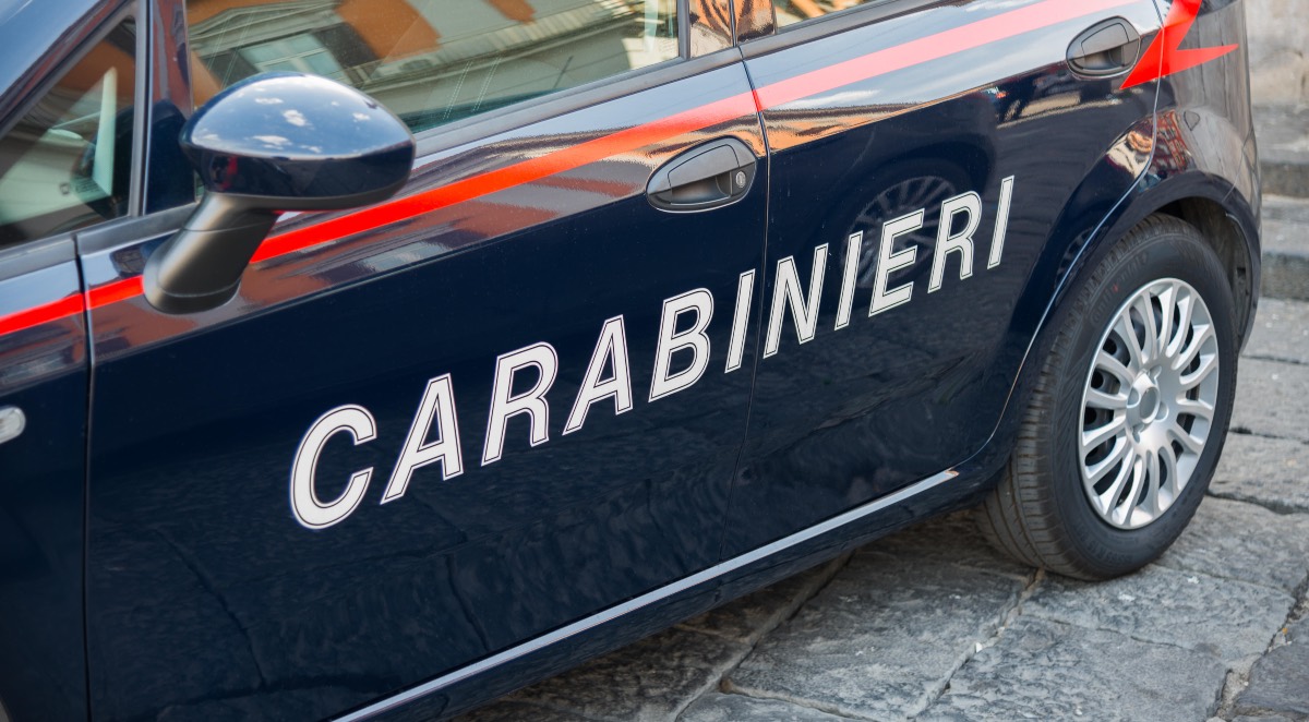 Lo accerchiano e lo fanno spogliare in strada: aggredito davanti a moglie e figlie